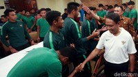 Menpora nampak bersalaman dengan para pemain usai memberikan semangat.
