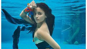 Gaya Artis Bollywood Dikritik karena Pose Seksi di Bawah Air untuk Majalah
