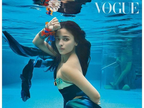Gaya Artis Bollywood Dikritik karena Pose Seksi di Bawah Air untuk Majalah