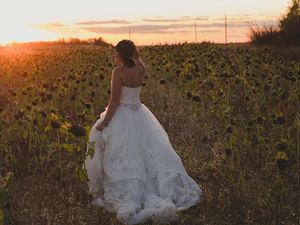 Mengenang Suami yang Tewas, Wanita Pose Pakai Gaun Pengantin Tiap Tahun