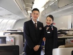 Momen Manis Pria Bertemu Pramugari yang Ada di Foto Kecilnya 15 Tahun Lalu