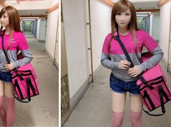 Wanita Seksi dan Cantik Ini Tak Malu Jadi Petugas Antar Makanan