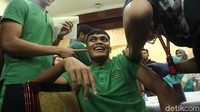 Meski terlihat garang di lapangan, beberapa pemain justru takut disuntik.