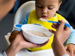 Tragis! 5 Kisah Mengenaskan Bayi Akibat Diberi Makan Terlalu Dini