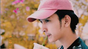 Intip Gaya Rio Ramadhan, Kekasih Ganteng Kekeyi Saat Nongkrong di Kafe