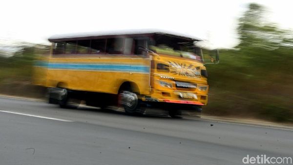 Potret Bus Kayu Antik, Andalan Transportasi Wisata di Karimun