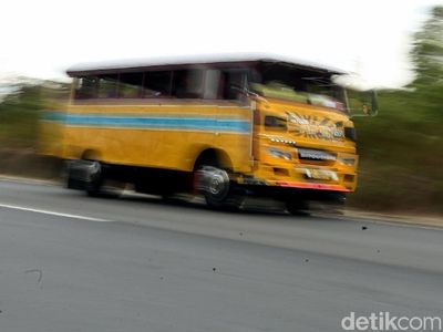 Potret Bus Kayu Antik, Andalan Transportasi Wisata di Karimun
