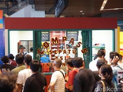 Ratusan Orang Antre Beli Sneakers Compass di Urban Sneaker Society, SCBD