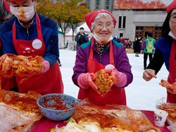 Keren! Ribuan Orang Buat 35 Ton Kimchi di Korsel untuk Orang Miskin