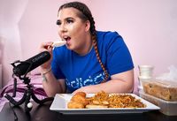 Wanita Ini Ogah Kerja Kantoran semoga Fokus Bikin Video Mukbang