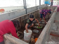 Karat pada Perahu Baja di Lamongan Dibersihkan Pakai Jeruk Nipis