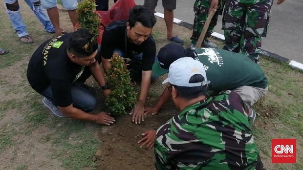 Tak Cium Bau Sampah di Stadion GBT, Bonek Mau Gubernur Bijak