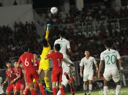 Kiper Hong Kong berusaha menghalau bola.
