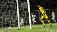 Penjaga gawang muda itu 4 kali memungut bola dari gawangnya.