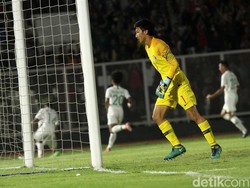 Penjaga gawang muda itu 4 kali memungut bola dari gawangnya.