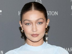 Gaya Unik Gigi Hadid Pakai Cincin Kristal Kaprikornus Anting Gaya Unik Gigi Hadid Pakai Cincin Kristal Kaprikornus Anting