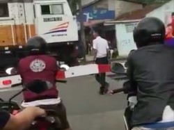 Kata KAI soal KA Berhenti di Perlintasan dan Petugas Mampir Warung