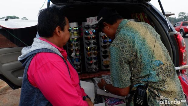 Yesaya saat melayani pelanggan