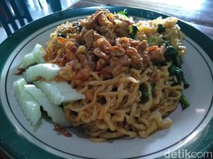 Mie Ayam Serasa Mie Goreng Hanya Bisa Dicicipi di Warung Pak No Mie Ayam Serasa Mie Goreng Hanya Bisa Dicicipi di Warung Pak No
