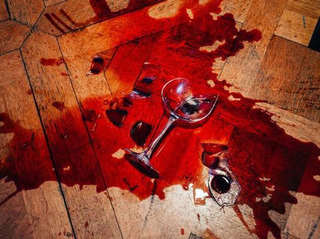 Waduh! Pelayan Ini Siramkan Wine ke Tas Rp 420 Juta Milik Pengunjung Waduh! Pelayan Ini Siramkan Wine ke Tas Rp 420 Juta Milik Pengunjung
