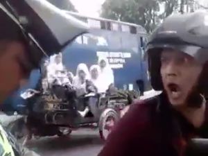 Ditilang Polisi, Pemotor Ini Malah Ngegas
