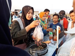 Ini Dia Gadis Cantik Penjual Cilok yang Viral