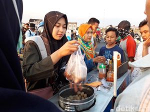 Ini Dia Gadis Cantik Penjual Cilok yang Viral Ini Dia Gadis Cantik Penjual Cilok yang Viral