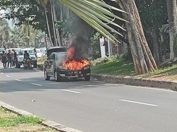 Sedan Hitam Terbakar di Pinggir Jalan Pondok Indah