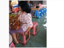 Seru! Resto di Jogja Ini Tawarkan Sensasi Makan dalam Kolam Ikan