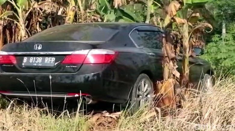 Polisi Amankan Sopir Sedan yang Nyelonong ke Kebun Warga