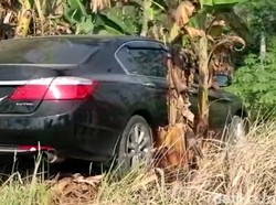 Sedan Nyelonong ke Kebun di Sukabumi, Sopir Bawa Benda Mirip Senpi