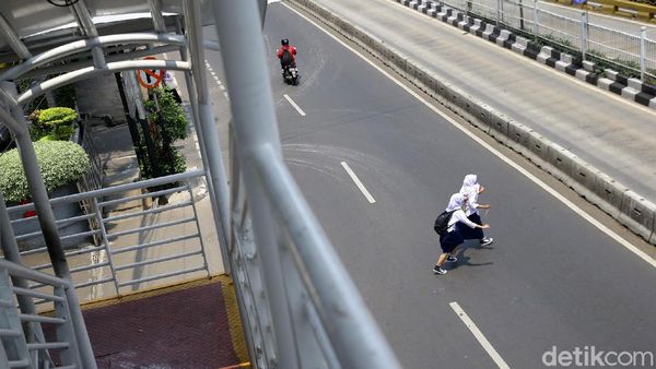 Potret JPO yang Dicuekin Penyeberang Jalan