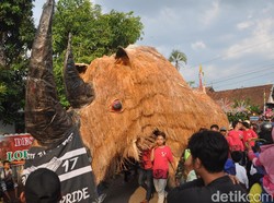 Meriahnya Berebut Berkah dari Festival Ampyang Maulid di Kudus