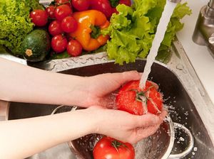 Virus Corona Bisa Nempel di Sayur dan Buah, Ini Cara Mencucinya Kata Pakar