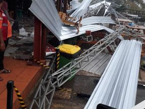 Wisata Pintu Langit Diterjang Angin Kencang, Atap Ambruk Timpa 4 Pengunjung