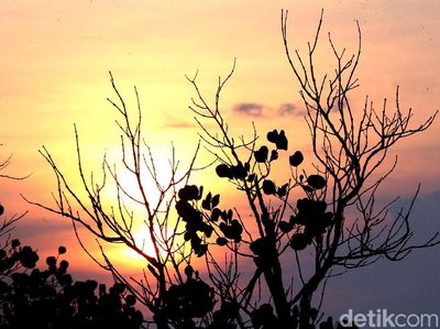 Terpukau Indahnya Sunrise di Pulau Terdepan RI