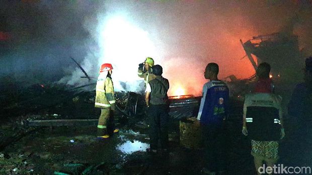 Puluhan Kios Penampungan Pedagang Pasar Tipar Sukabumi Terbakar