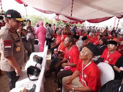 Polda Kepri Gelar Baksos, Ratusan Orang Dapat Operasi Katarak Gratis