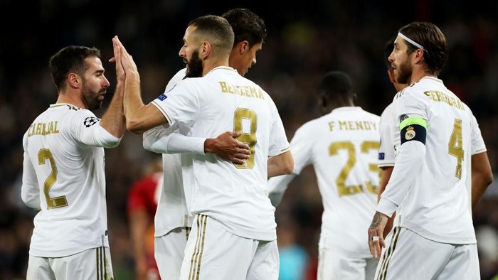 MADRID, SPAIN - NOVEMBER 06: Karim Benzema of Real Madrid celebrates with Daniel Carvajal after scoring his teams fourth goal during the UEFA Champions League group A match between Real Madrid and Galatasaray at Bernabeu on November 06, 2019 in Madrid, Spain. (Photo by Angel Martinez/Getty Images)