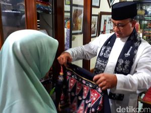 Datangi Acara Maulid, Anies Sekalian Belanja Batik Betawi