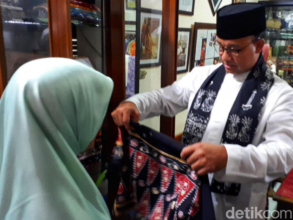 Datangi Acara Maulid, Anies Sekalian Belanja Batik Betawi Datangi Acara Maulid, Anies Sekalian Belanja Batik Betawi