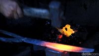 Pandai Besi Majalaya Bertahan dari Gempuran Produk Impor