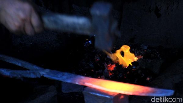 Pandai Besi Majalaya Bertahan dari Gempuran Produk Impor