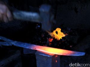 Pandai Besi Majalaya Bertahan dari Gempuran Produk Impor Pandai Besi Majalaya Bertahan dari Gempuran Produk Impor