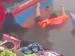 Viral Wisatawan Kecebur Sungai di Pasar Terapung Banjarmasin Viral Wisatawan Kecebur Sungai di Pasar Terapung Banjarmasin