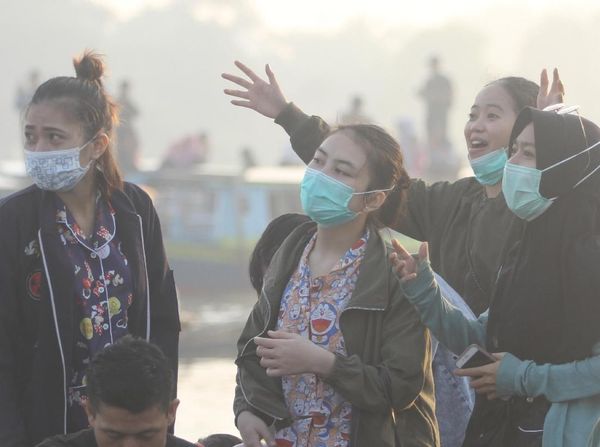 Potret Warga Kalimantan Selatan Beraktivitas di Tengah Kabut Asap
