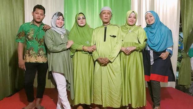 Via Vallen dan keluarga