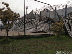 Yudi (37) petugas keamanan SOR Arcamanik mengatakan, kejadian tersebut akibat hujan angin sekitar pukul 14.00 WIB. Yudi menyebut, angin begitu kencang hingga membuat atap ambruk.