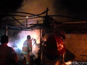 Puluhan Kios Penampungan Pedagang Pasar Pelita Sukabumi Terbakar Puluhan Kios Penampungan Pedagang Pasar Pelita Sukabumi Terbakar