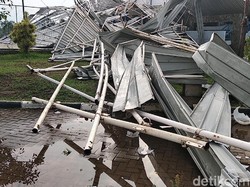 Pantauan detikcom pukul 16.50 WIB, bangunan yang hancur merupakan stadion sepak bola yang ada di sisi sebelah utara SOR. Atap seng berhamburan ke bawah.
